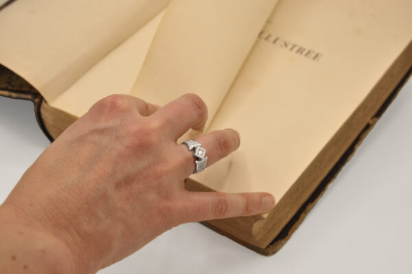 Solitaire-dinosaure-or-blanc-diamant-naturel-Taillandier-joaillier