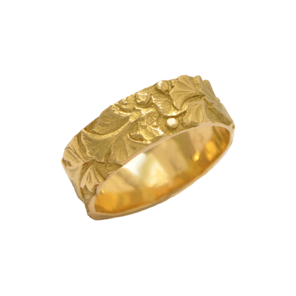 Alliance en or jaune 18k motif ciselure feuille de ginko