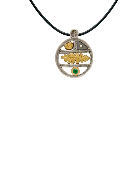 Pendentif en argent, rond en forme d'étagère sur laquelle sont disposés des motifs en or coquillage et feuille ainsi qu'une emeraude