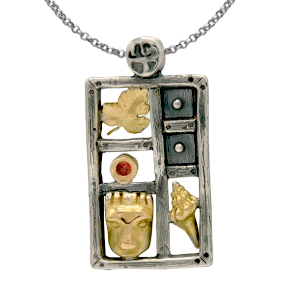 Pendentif rectangle or et argent représentant une étagère avec des motif en or petit coquillage feuille masque et un saphir orange .