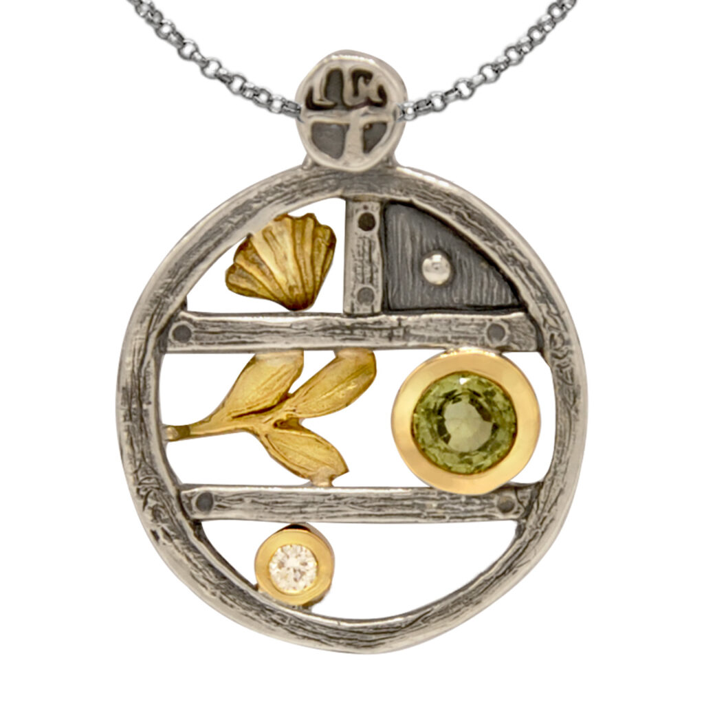 Pendentif rond or et argent représentant une étagère avec des motif en or petit coquillage feuille. Un diamant et saphir vert.
