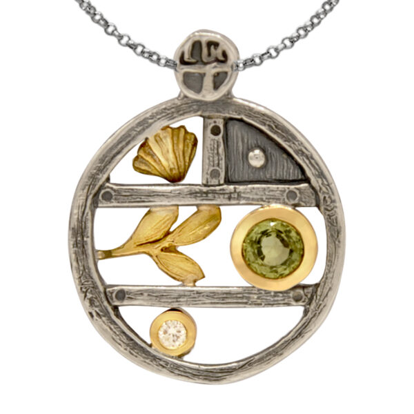 Pendentif rond or et argent représentant une étagère avec des motif en or petit coquillage feuille. Un diamant et saphir vert.