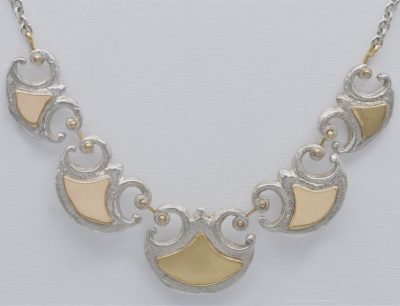 Collier pelta